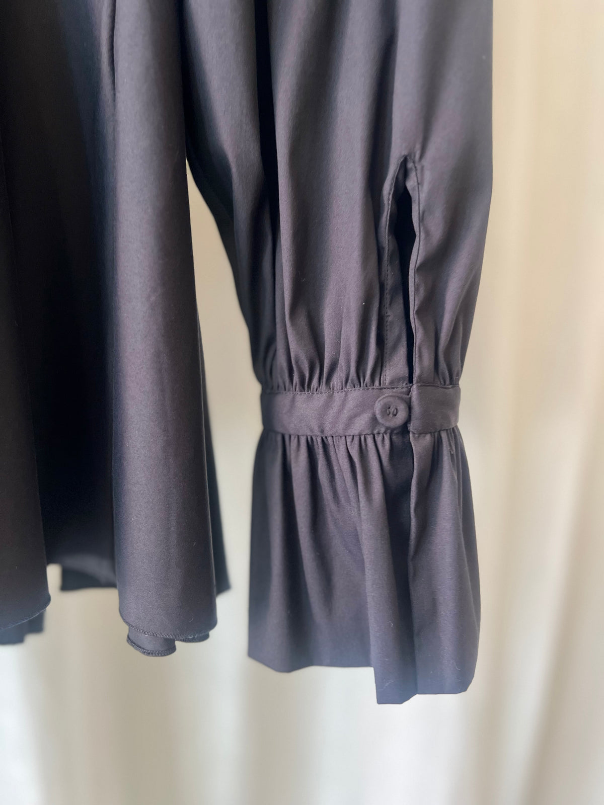 CALIBAN — Sculpted Peplum Blouse