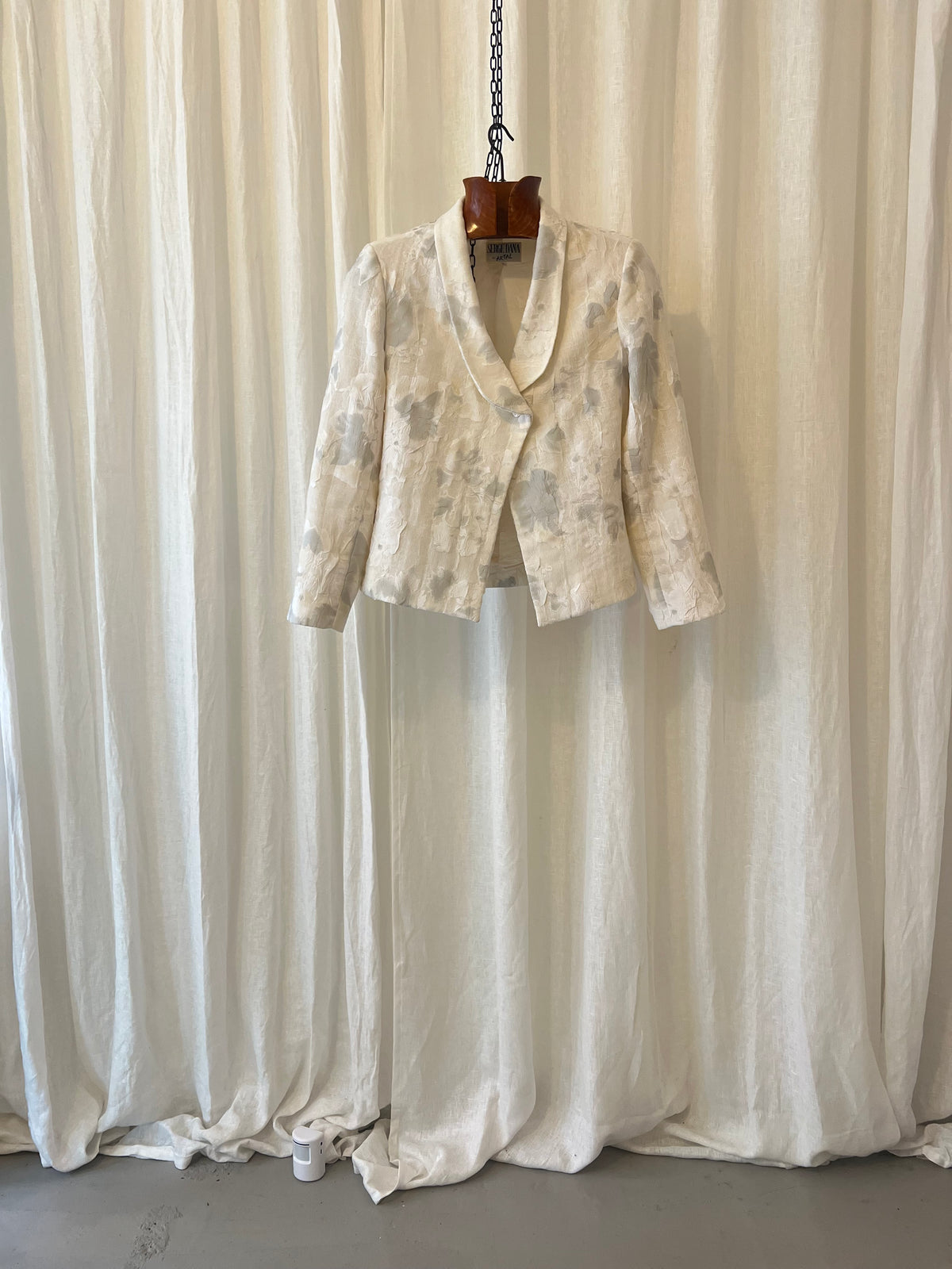 Serge Dana by Artal Vintage Textured Floral Jacquard Blazer – Off-White, Silver