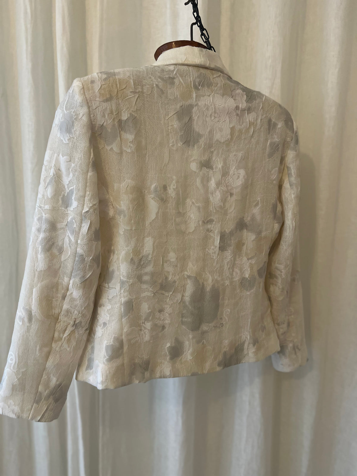 Serge Dana by Artal Vintage Textured Floral Jacquard Blazer – Off-White, Silver